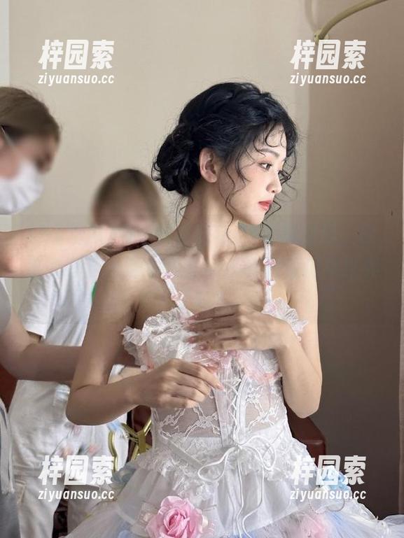 当朝阳群众与51吃瓜相遇，你准备好下载这个吃瓜App，探索瓜果世界了吗？